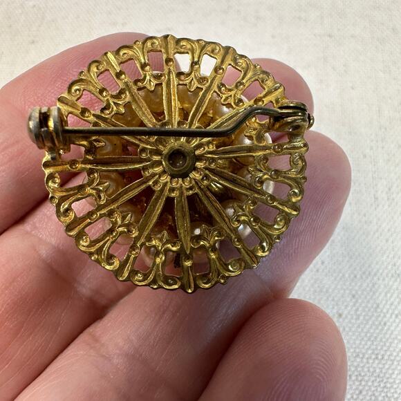 Vtg Brooch Pin WMNS Gold Tone Round Faux Pearl Round Flower Design Elegant Retro - Picture 5 of 6